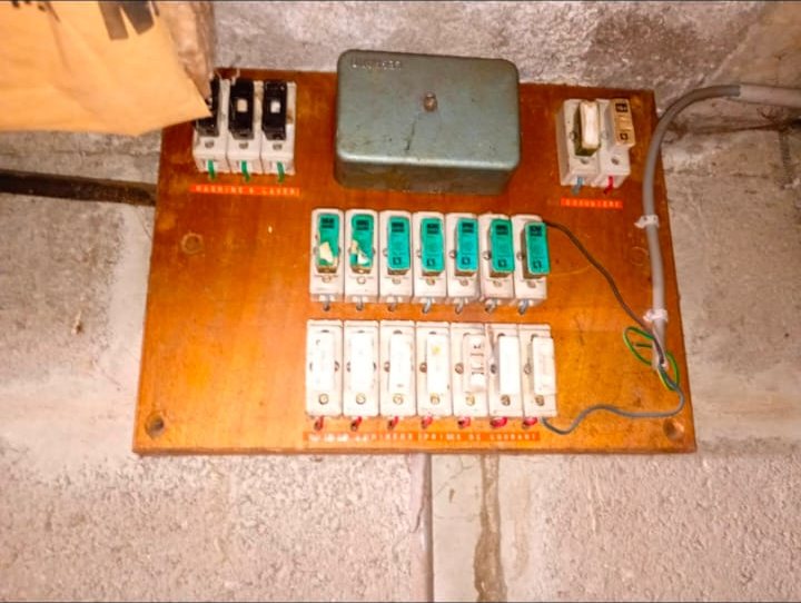 Ancien tableau électrique avant rénovation